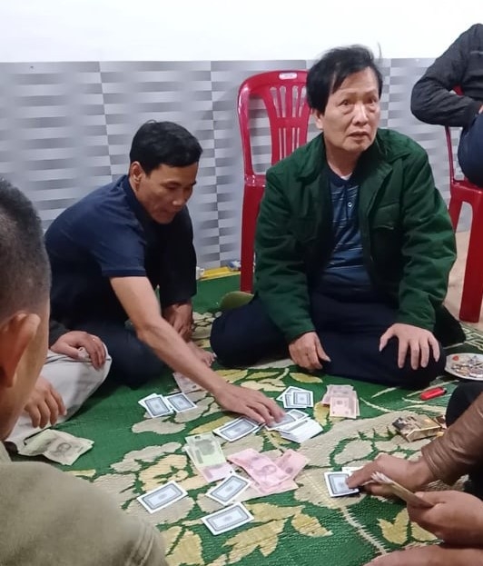 Đình chỉ Chủ tịch xã tham gia đánh bạc trong mùa dịch Covid-19 dinh chi chu tich xa tham gia danh bac trong mua dich covid 19