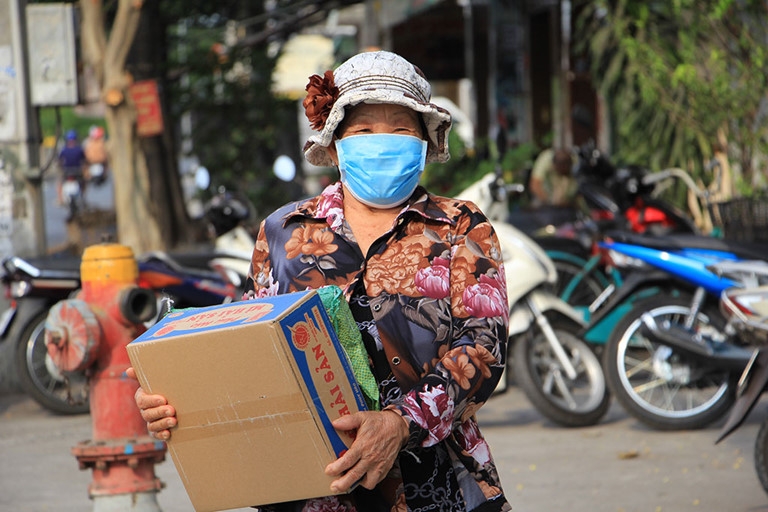 TP.HCM giảm một nửa thu nhập cán bộ để hỗ trợ người lao động nghèo trong dịch Covid-19 tphcm giam mot nua thu nhap can bo de ho tro nguoi lao dong ngheo trong dich covid 19