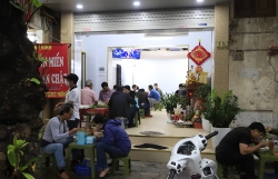 nguoi ha noi tim cho an pho trong ngay dau tien noi long gian cach xa hoi