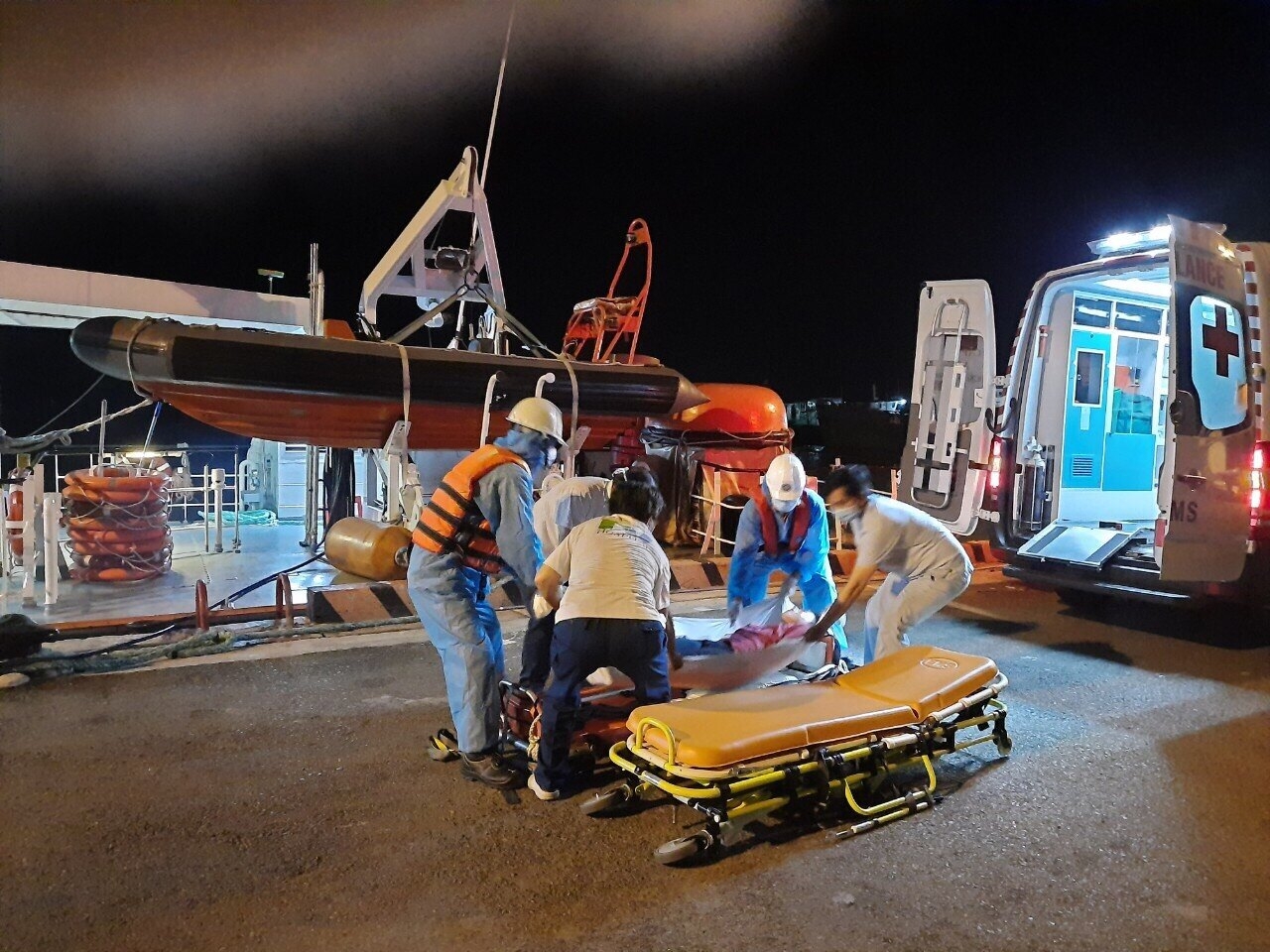 Cứu thuyền viên Philippines bị đau ngực, bất tỉnh trên vùng biển Việt Nam cuu thuyen vien philippines bi dau nguc bat tinh tren vung bien viet nam