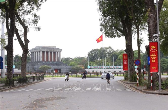 Hà Nội trang hoàng rực rỡ cờ hoa mừng 45 năm Ngày Giải phóng miền Nam, thống nhất đất nước ha noi trang hoang ruc ro co hoa mung 45 nam ngay thong nhat dat nuoc