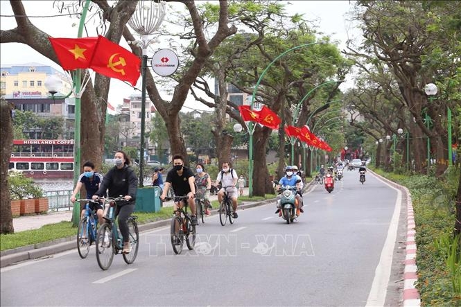 Hà Nội trang hoàng rực rỡ cờ hoa mừng 45 năm Ngày Giải phóng miền Nam, thống nhất đất nước ha noi trang hoang ruc ro co hoa mung 45 nam ngay thong nhat dat nuoc
