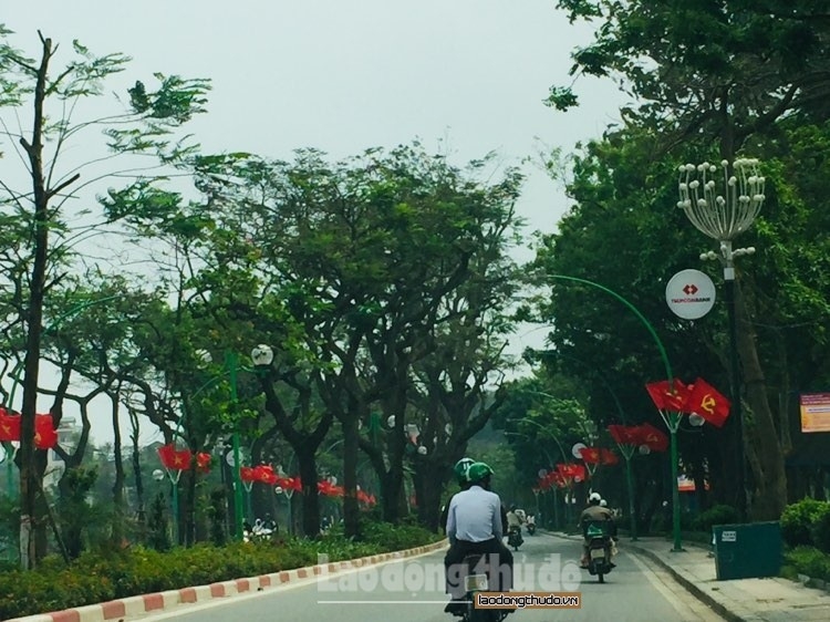 Hà Nội trang hoàng rực rỡ cờ hoa mừng 45 năm Ngày Giải phóng miền Nam, thống nhất đất nước ha noi trang hoang ruc ro co hoa mung 45 nam ngay thong nhat dat nuoc