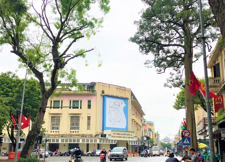 Hà Nội trang hoàng rực rỡ cờ hoa mừng 45 năm Ngày Giải phóng miền Nam, thống nhất đất nước ha noi trang hoang ruc ro co hoa mung 45 nam ngay thong nhat dat nuoc