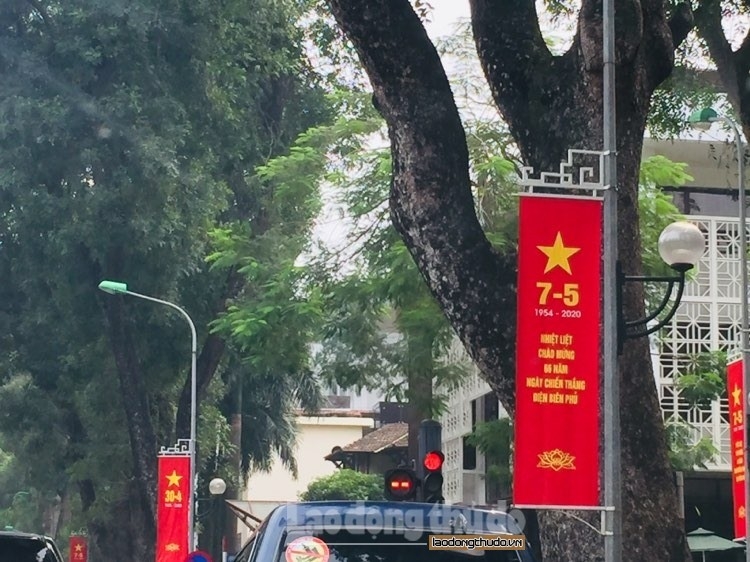 Hà Nội trang hoàng rực rỡ cờ hoa mừng 45 năm Ngày Giải phóng miền Nam, thống nhất đất nước ha noi trang hoang ruc ro co hoa mung 45 nam ngay thong nhat dat nuoc