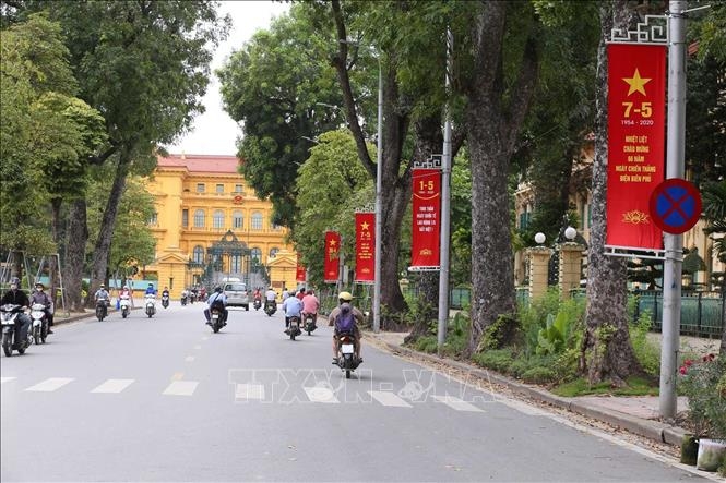 Hà Nội trang hoàng rực rỡ cờ hoa mừng 45 năm Ngày Giải phóng miền Nam, thống nhất đất nước ha noi trang hoang ruc ro co hoa mung 45 nam ngay thong nhat dat nuoc