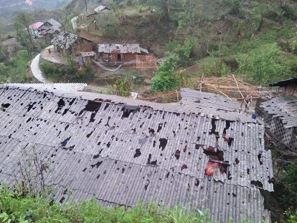 Mưa đá kèm dông lốc làm 6 người chết, hàng nghìn ngôi nhà bị hư hỏng mua da kem dong loc lam 6 nguoi chet hang nghin ngoi nha bi hu hong