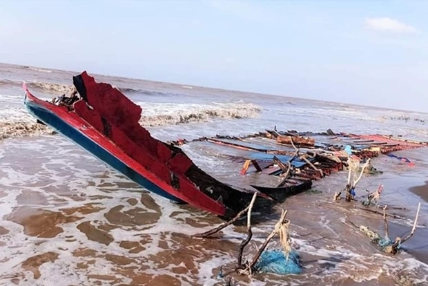 Cứu 3 thuyền viên quốc tịch Indonesia trôi dạt vào vùng biển Sóc Trăng cuu 3 thuyen vien quoc tich indonesia troi dat vao vung bien soc trang