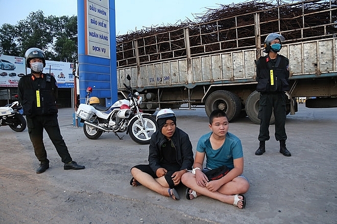 Tin pháp luật 24h nóng nhất hôm nay (1/5): Cảnh sát nổ súng khống chế, chặn bắt hơn 100 "quái xế" tụ tập đua xe trên quốc lộ 51 tin phap luat 24h nong nhat hom nay 15 canh sat no sung khong che chan bat hon 100 quai xe tu tap dua xe tren quoc lo 51
