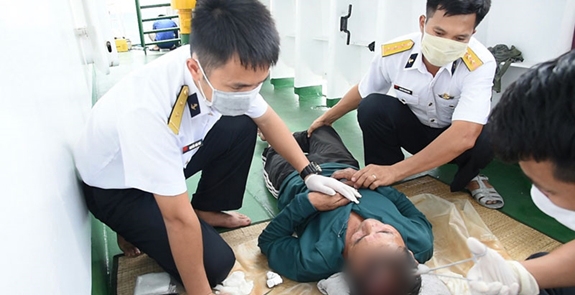 Tàu 264 Vùng 2 Hải quân cấp cứu ngư dân bị thương tích trên biển tau 264 vung 2 hai quan cap cuu ngu dan bi thuong tich tren bien