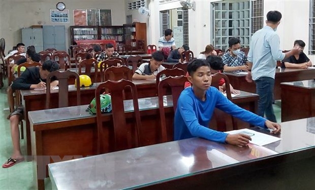Tin pháp luật 24h nóng nhất hôm nay (4/5): Khống chế nam thanh niên nghi ngáo đá, mở bình gas cố thủ tin phap luat 24h nong nhat hom nay 45 khong che nam thanh nien nghi ngao da mo binh gas co thu