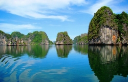 dao quan lan me hoac du khach voi nuoc bien trong xanh bo cat trang min trai dai
