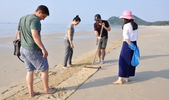 dao quan lan me hoac du khach voi nuoc bien trong xanh bo cat trang min trai dai