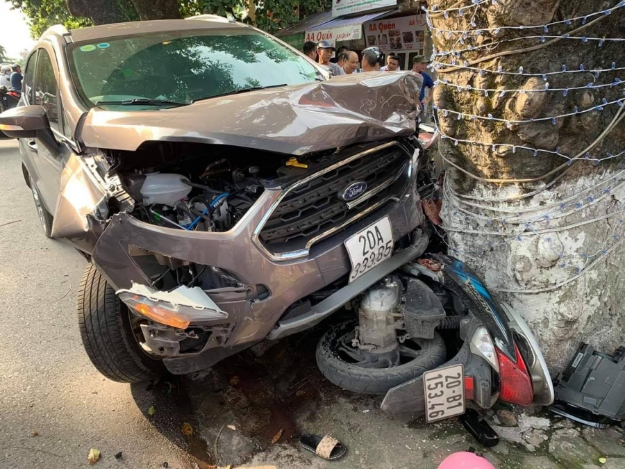 Ô tô mất lái hất tung 2 người đi xe máy lên vỉa hè ở Thái Nguyên thai nguyen kinh hoang o to mat lai hat tung 2 nguoi di xe may len via he