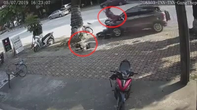 Ô tô mất lái hất tung 2 người đi xe máy lên vỉa hè ở Thái Nguyên thai nguyen kinh hoang o to mat lai hat tung 2 nguoi di xe may len via he