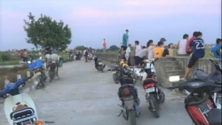 Hải Dương: Thấy dép trên bờ, phát hiện 3 anh em chết đuối thương tâm