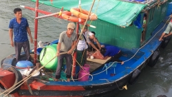 dinh chi tau du lich tren vinh ha long vi quay len du khach tam trang