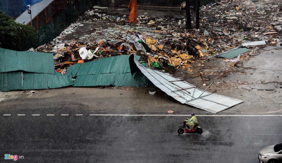 Mưa dông dữ dội quật ngã nhiều cây xanh, Hà Nội lại ngập mua dong du doi quat nga nhieu cay xanh ha noi lai ngap