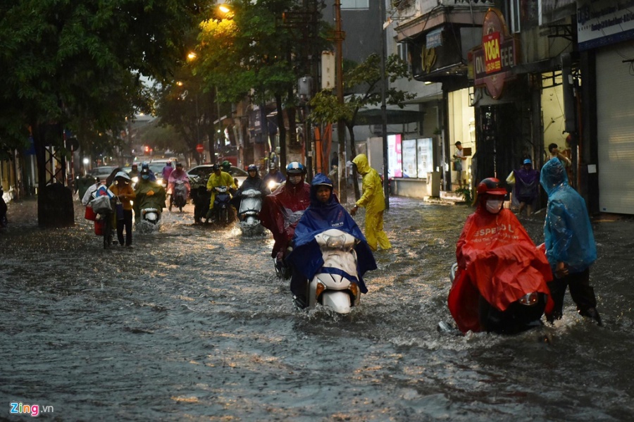 Mưa dông dữ dội quật ngã nhiều cây xanh, Hà Nội lại ngập mua dong du doi quat nga nhieu cay xanh ha noi lai ngap