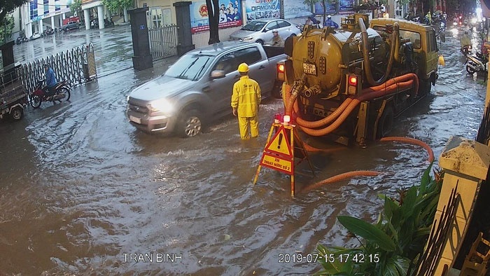 Mưa dông dữ dội quật ngã nhiều cây xanh, Hà Nội lại ngập mua dong du doi quat nga nhieu cay xanh ha noi lai ngap