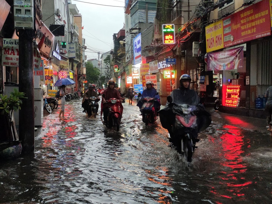 Mưa dông dữ dội quật ngã nhiều cây xanh, Hà Nội lại ngập mua dong du doi quat nga nhieu cay xanh ha noi lai ngap