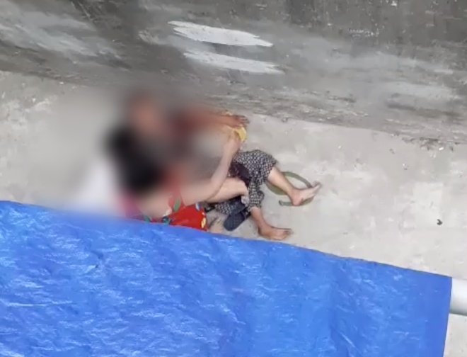 ha noi nguoi phu nu bi cho du lao vao can xe kinh hoang