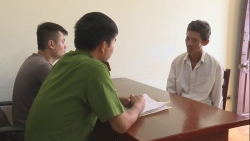 video xe khach vuot au ron nguoi khien vo hang loat cua kinh ru xe tai bay khoi tuyen duong