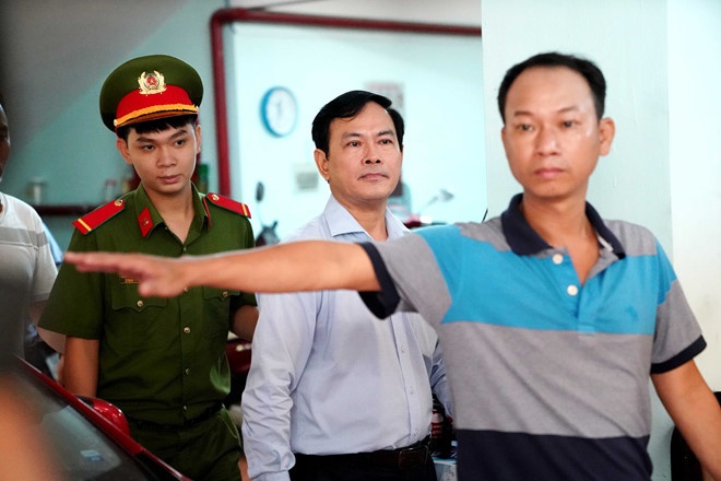 khong du co so ket luan ban tay trai ong nguyen huu linh cham vao be gai trong thang may