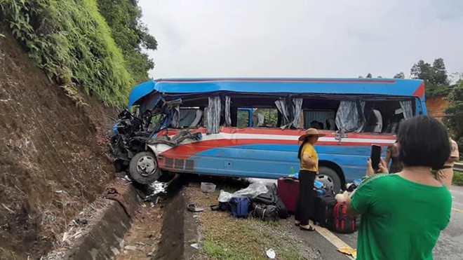 Xe chở đoàn thiện nguyện đâm vào vách núi, 2 cô giáo tiểu học tử vong xe cho doan thien nguyen dam vao vach nui 2 co giao tieu hoc tu vong