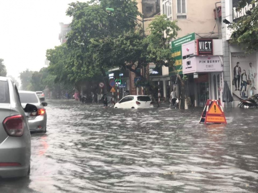 Hà Nội lại ngập mênh mông sau trận mưa lớn ha noi lai ngap menh mong sau tran mua lon