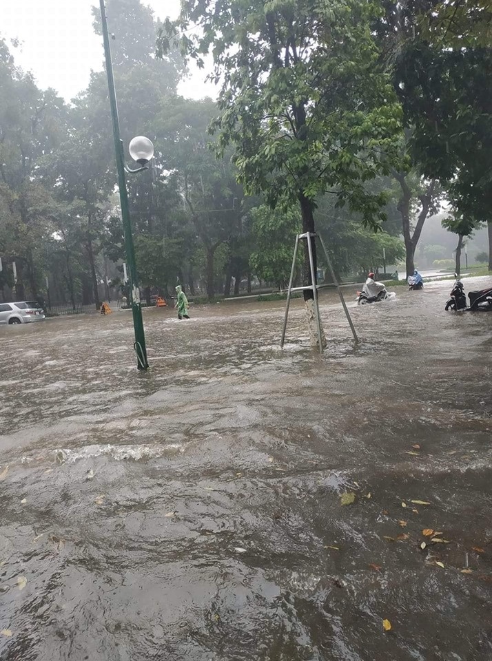 Hà Nội lại ngập mênh mông sau trận mưa lớn ha noi lai ngap menh mong sau tran mua lon