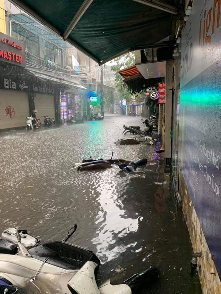 Hà Nội lại ngập mênh mông sau trận mưa lớn ha noi lai ngap menh mong sau tran mua lon