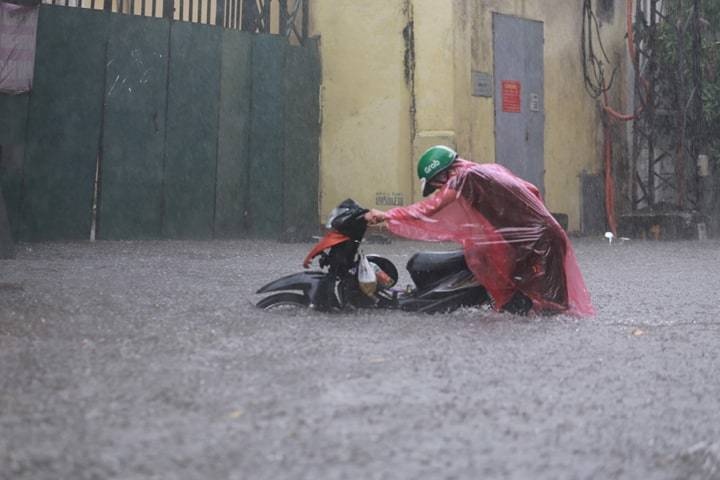 Hà Nội lại ngập mênh mông sau trận mưa lớn ha noi lai ngap menh mong sau tran mua lon
