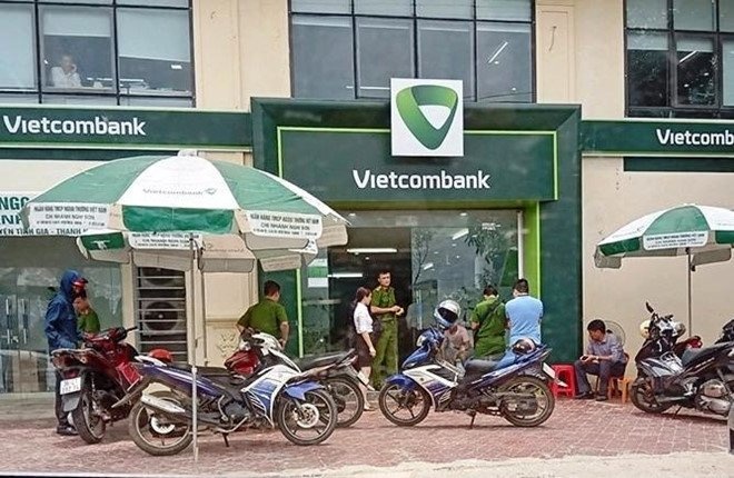 Truy tìm kẻ nổ súng, cướp ngân hàng Vietcombank ở Thanh Hoá trich xuat camera truy tim ke no sung cuop nh vietcombank
