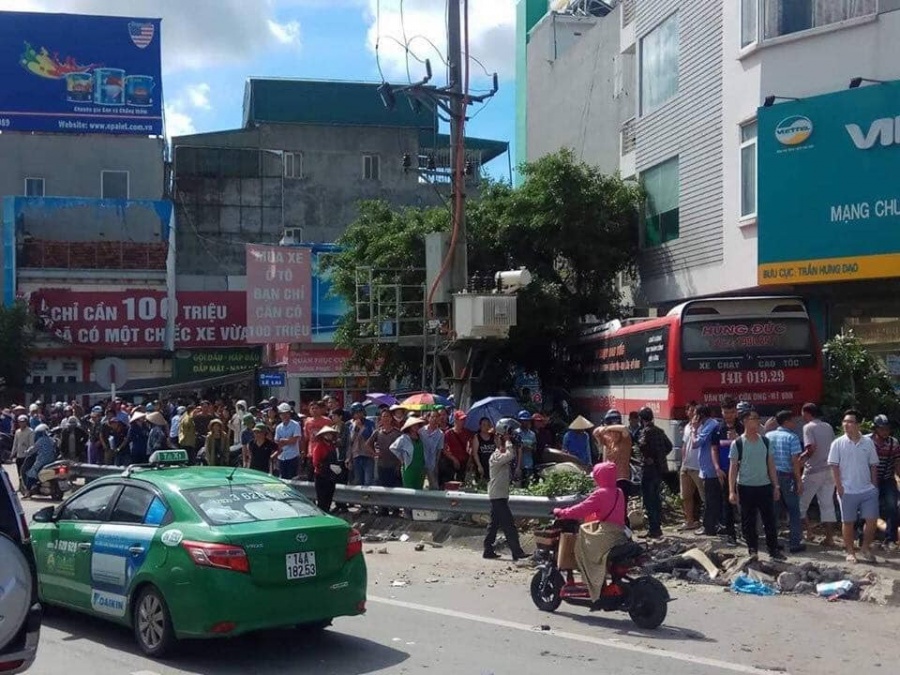 Vụ ô tô khách đâm hàng loạt xe máy, 5 người thương vong ở Hạ Long o to khach mat lai ha guc hang loat xe may tren duong 5 nguoi thuong vong