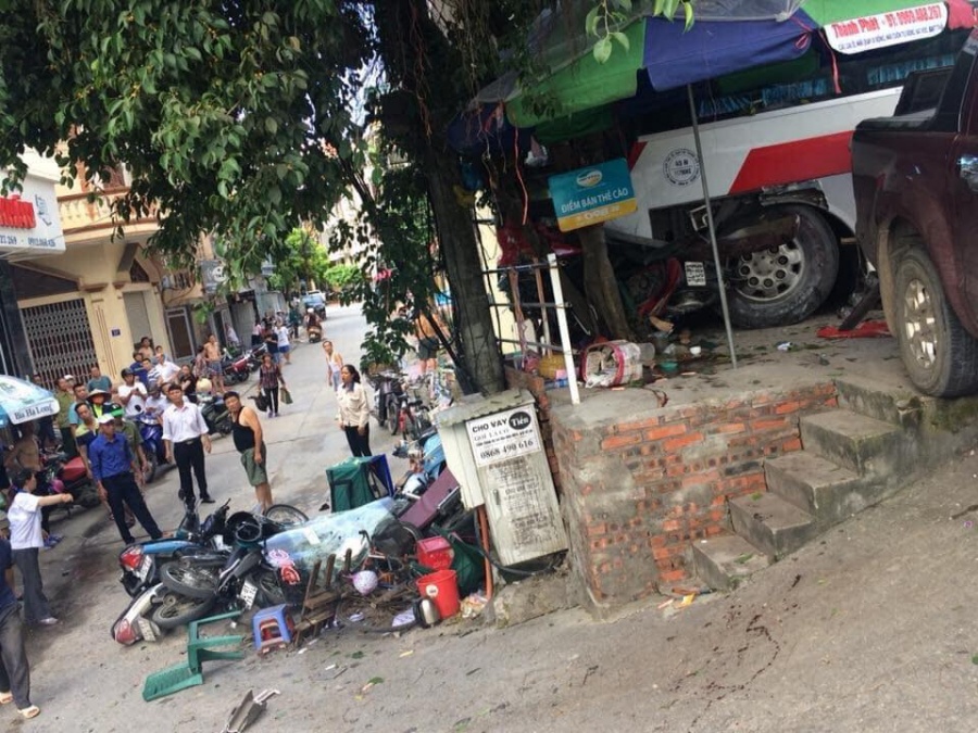 Vụ xe khách tông 5 người thương vong ở cầu Bãi Cháy: Xe mất phanh vu xe khach tong 5 nguoi thuong vong o cau bai chay chiec xe mat phanh lao thang xuong doc