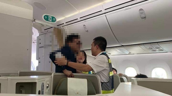 Nam hành khách ngồi ghế hạng thương gia say xỉn, bị "tố" sàm sỡ cô gái trẻ trên máy bay Vietnam Airlines nam hanh khach ngoi ghe hang thuong gia say xin bi to sam so co gai tre tren may bay vietnam airlines