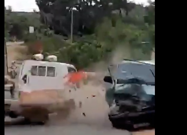 Video: Khoảnh khắc ô tô vi phạm lao thẳng vào đội CSGT đang chốt chặn video khoang khac o to vi pham lao thang vao doi csgt dang chot chan