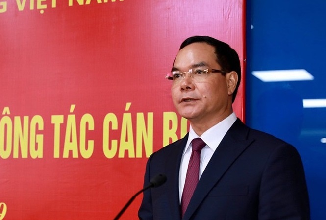 Chân dung ông Nguyễn Đình Khang - tân Chủ tịch Tổng LĐLĐ Việt Nam ong nguyen dinh khang duoc bau giu chuc chu tich tong ldld viet nam