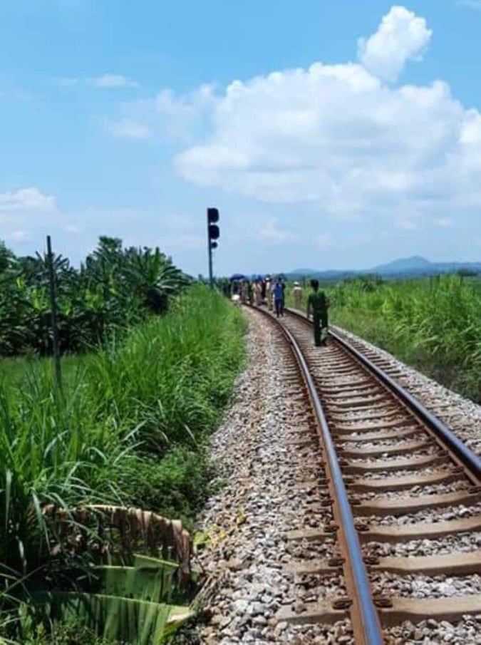 Lái tàu bất ngờ rơi xuống đất tử vong khi tàu vừa chạy qua ga ở Phú Thọ lai tau bat ngo roi xuong dat tu vong khi tau vua chay qua ga o phu tho
