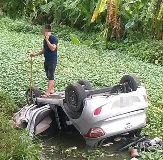 Phát hiện taxi lật ngửa dưới mương nước, tài xế tử vong phat hien taxi lat ngua duoi muong nuoc tai xe tu vong