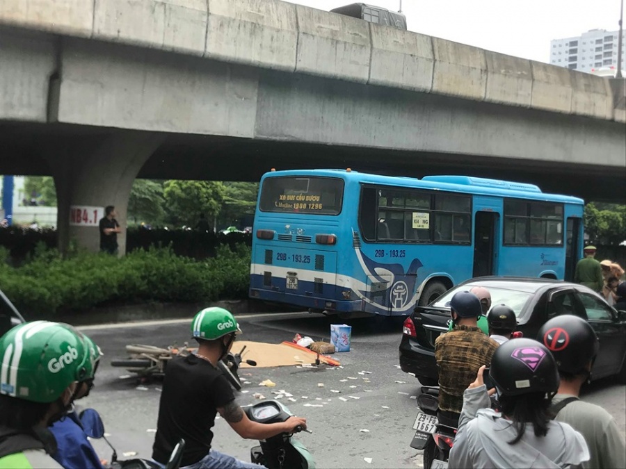Va vào xe buýt, người đàn ông bị cán qua người tử vong va vao xe buyt nguoi dan ong bi can qua nguoi tu vong