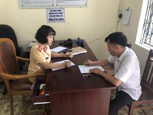 Sa thải tài xế xe khách Hải Phòng vừa lái xe vừa xem điện thoại trên cao tốc sa thai tai xe xe khach hai phong vua lai xe vua xem dien thoai tren cao toc