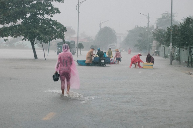 Mưa lụt lịch sử ở Phú Quốc: Huy động khách sạn đón khách miễn phí mua lut lich su o phu quoc huy dong khach san don khach mien phi