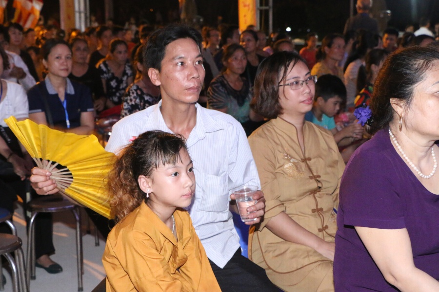 Vu lan báo hiếu: Xúc động với nghi lễ Bông hồng cài áo vu lan bao hieu xuc dong voi nghi le bong hong cai ao