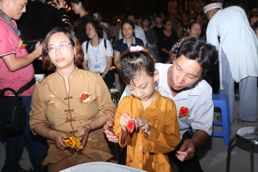 Vu lan báo hiếu: Xúc động với nghi lễ Bông hồng cài áo vu lan bao hieu xuc dong voi nghi le bong hong cai ao