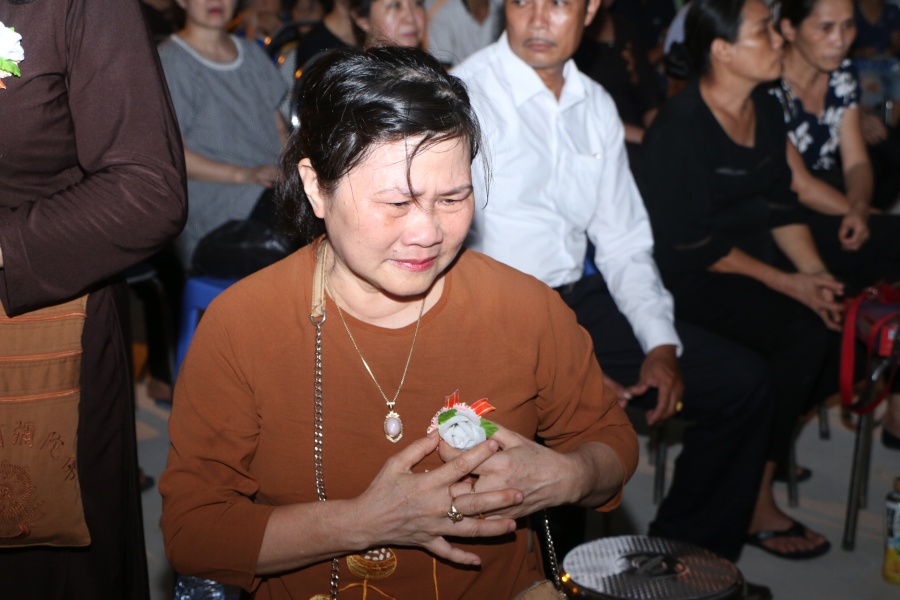 Vu lan báo hiếu: Xúc động với nghi lễ Bông hồng cài áo vu lan bao hieu xuc dong voi nghi le bong hong cai ao