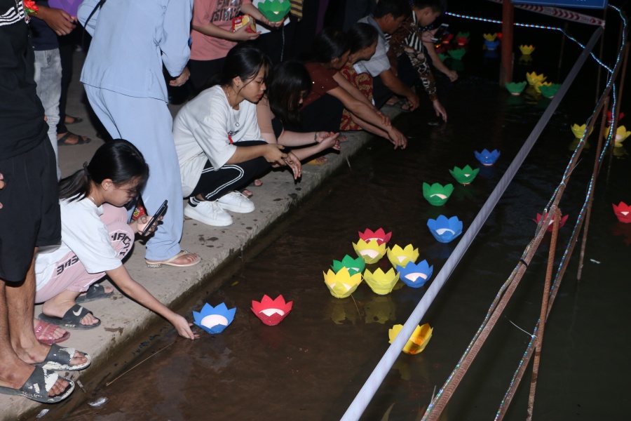 Vu lan báo hiếu: Xúc động với nghi lễ Bông hồng cài áo vu lan bao hieu xuc dong voi nghi le bong hong cai ao