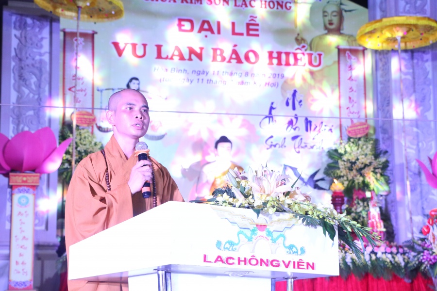 Vu lan báo hiếu: Xúc động với nghi lễ Bông hồng cài áo vu lan bao hieu xuc dong voi nghi le bong hong cai ao