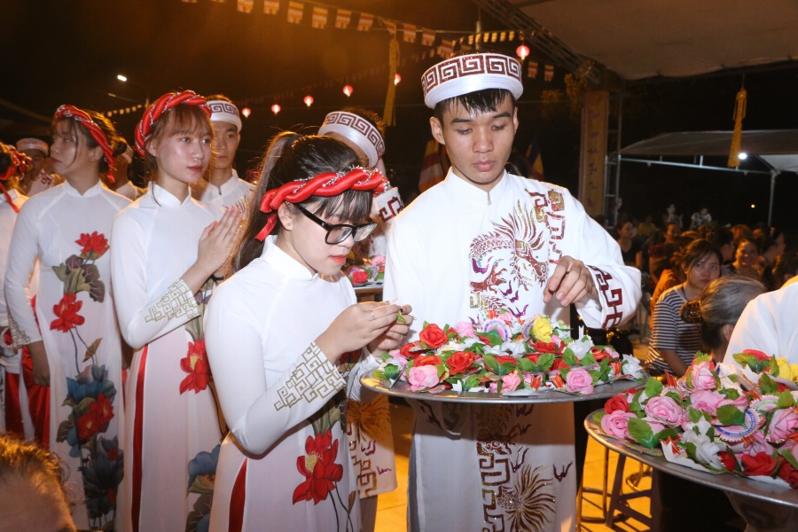 Vu lan báo hiếu: Xúc động với nghi lễ Bông hồng cài áo vu lan bao hieu xuc dong voi nghi le bong hong cai ao